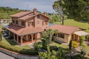 une vue aérienne d'une maison dans l'établissement Agriturismo Villa Beatrice, à Mondavio