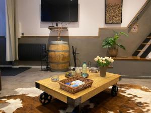 斯特拉斯堡Loft - L'esquisse - Centre的客厅配有桌子和桶子