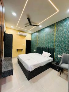 Giường trong phòng chung tại Hotel Airport Stay Zone +9 ảnh