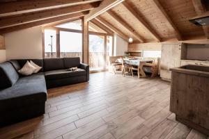 een woonkamer met een bank en een tafel bij Oberhof Apt Panorama in Vallarga +17 foto's