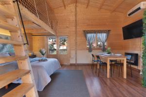 een slaapkamer met een bed en een tafel in een kamer bij El mágico Refugio de las Vegas in Valsequillo