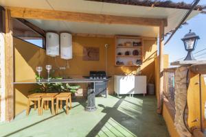 een terras met een tafel en stoelen op een balkon bij El mágico Refugio de las Vegas in Valsequillo