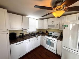 Nhà bếp/bếp nhỏ tại Affordable Bayside Retreat In Ship Bottom +6 ảnh