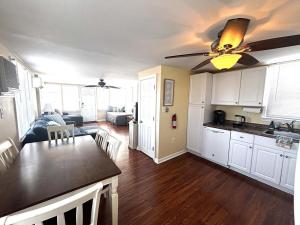 Nhà bếp/bếp nhỏ tại Affordable Bayside Retreat In Ship Bottom