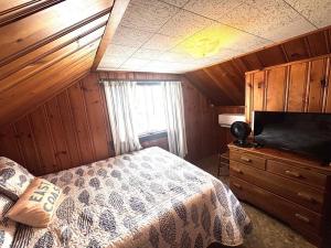 Giường trong phòng chung tại Affordable Bayside Retreat In Ship Bottom