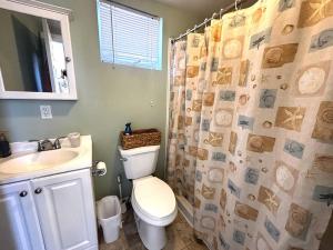 Phòng tắm tại Affordable Bayside Retreat In Ship Bottom