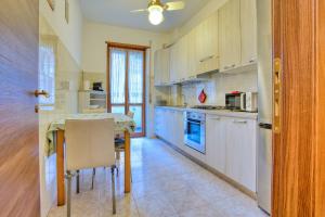 Køkken eller tekøkken på Davide Host Casa Pirandello 3 min Metro