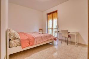 En eller flere senge i et værelse på Davide Host Casa Pirandello 3 min Metro