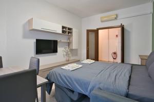 Et tv og/eller underholdning på Davide Host Casa Pirandello 3 min Metro