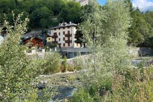 een groot gebouw midden in een bos bij Cervinia House - Alpine Apartments & Chalet in Valtournenche