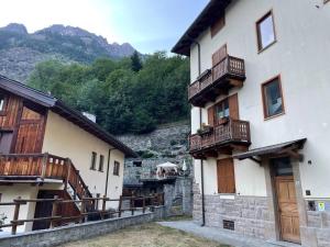 een gebouw met balkons aan de zijkant bij Cervinia House - Alpine Apartments & Chalet in Valtournenche