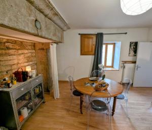een keuken met een tafel en stoelen in een kamer bij Chambre Chez Lou in Bucey-lès-Gy