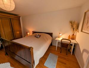 een slaapkamer met een bed, een bureau en een tafel bij Chambre Chez Lou in Bucey-lès-Gy +8 foto's