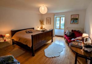 een slaapkamer met een bed en een woonkamer bij Chambre Chez Lou in Bucey-lès-Gy