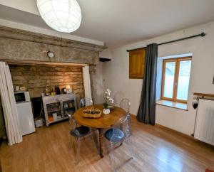 een keuken met een tafel en stoelen in een kamer bij Chambre Chez Lou in Bucey-lès-Gy