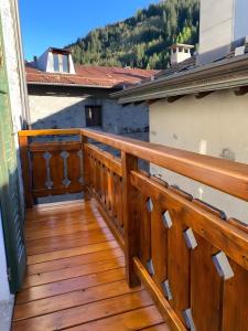 un balcone in legno con vista sulle montagne di Appartamento Le Cigamole a Valfurva Altre 3 foto