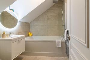 a bathroom with a sink and a bath tub at GuestReady Cozy Dublin Hideaway in Dublin