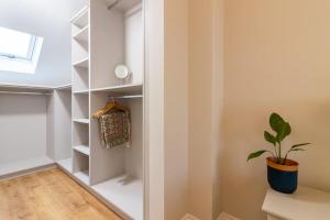 a walk in closet with a potted plant at GuestReady Cozy Dublin Hideaway in Dublin