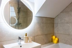 a bathroom with a sink and a mirror at GuestReady Cozy Dublin Hideaway in Dublin +29 photos