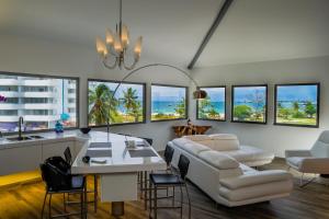 una cucina e un soggiorno con tavolo e sedie di Commodore Suites, SureStay Collection by Best Western a Simpson Bay