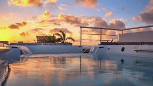 Πισίνα στο ή κοντά στο Commodore Suites, SureStay Collection by Best Western