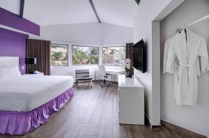 Ένα ή περισσότερα κρεβάτια σε δωμάτιο στο Commodore Suites, SureStay Collection by Best Western