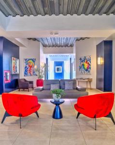 Χώρος καθιστικού στο Commodore Suites, SureStay Collection by Best Western +82 φωτογραφίες