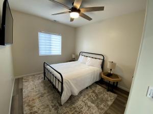 een slaapkamer met een bed en een plafondventilator bij Newly Built 3 Bed 2 Bath House in Evanston