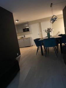 una sala da pranzo e una cucina con tavolo e sedie di Borggata a Oslo