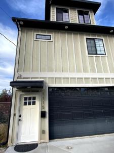 een huis met twee garagedeuren bij Newly Built 3 Bed 2 Bath House in Evanston