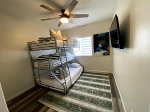 een kamer met een bed en een plafondventilator bij Newly Built 3 Bed 2 Bath House in Evanston