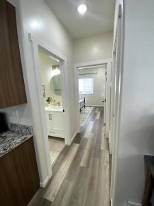 een hal van een badkamer met een wastafel en een spiegel bij Newly Built 3 Bed 2 Bath House in Evanston