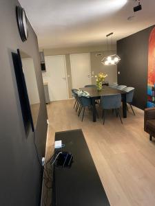 una sala da pranzo e un soggiorno con tavolo e sedie di Borggata a Oslo