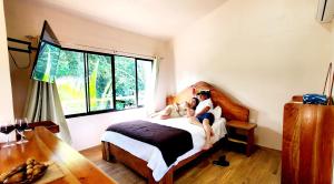 En eller flere senge i et værelse på Nature Observatory Studio with Private Pool + 21 billeder