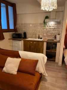 Kuchyň nebo kuchyňský kout v ubytování Appartement Nid Bohème - Romantique et Cosy + 4 fotografie