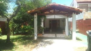 pergolato in legno su un portico di una casa di CASA EL SILVIO a Mar de Ajó