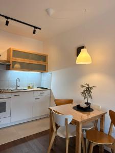 a kitchen and dining room with a table and chairs at Fantasia apartmani - Tesla palace in Kragujevac