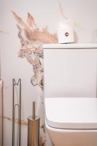 een wit toilet in een badkamer met een muur bij Mayfield House in Newtongrange