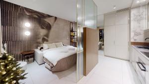 ein Schlafzimmer mit einem Bett und einem Weihnachtsbaum darin in der Unterkunft Wroclove Apartments in Breslau