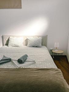 a bed with a towel on top of it at Cantinho de Belmonte in Belmonte