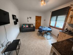 een woonkamer met een bank en een tafel bij Amarella Costa Dorada in Les tres Cales