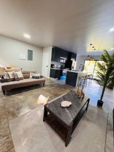 een woonkamer met een bank en een tafel bij Blue Zone Private Eco Residence - Essence Suite - in Tamarindo