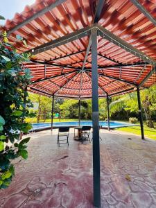 een paviljoen met een tafel en stoelen onder een dak bij Blue Zone Private Eco Residence - Essence Suite - in Tamarindo