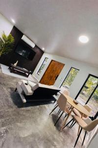 een woonkamer met een bank en stoelen bij Blue Zone Private Eco Residence - Essence Suite - in Tamarindo
