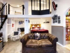 斯特拉斯堡Loft - L'esquisse - Centre的带沙发和床的客厅