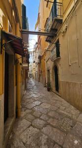 een leeg steegje tussen twee gebouwen bij Borgo di mare in Gaeta