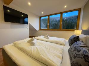 En eller flere senge i et værelse på Nockalm Cottage