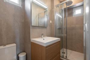 een badkamer met een wastafel en een douche bij Marrakech - Gare - CEA - STMicro in Fontaine