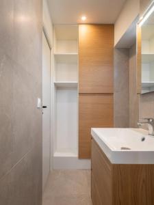 een badkamer met een wastafel en een spiegel bij Marrakech - Gare - CEA - STMicro in Fontaine