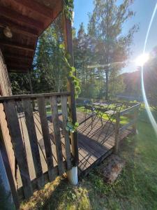 eine Veranda eines Hauses mit einem Picknicktisch darauf in der Unterkunft An excursion in Paradise in Söderköping